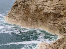 weiße Salzkrusten am Felsstrand des Toten Meeres